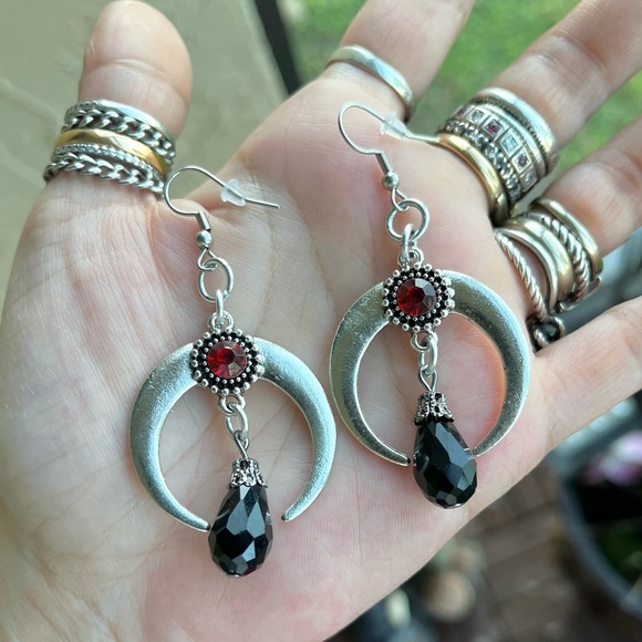 Silver up side down crescent moon lunula horns red stone goth boho earrings - Picture 9 of 13